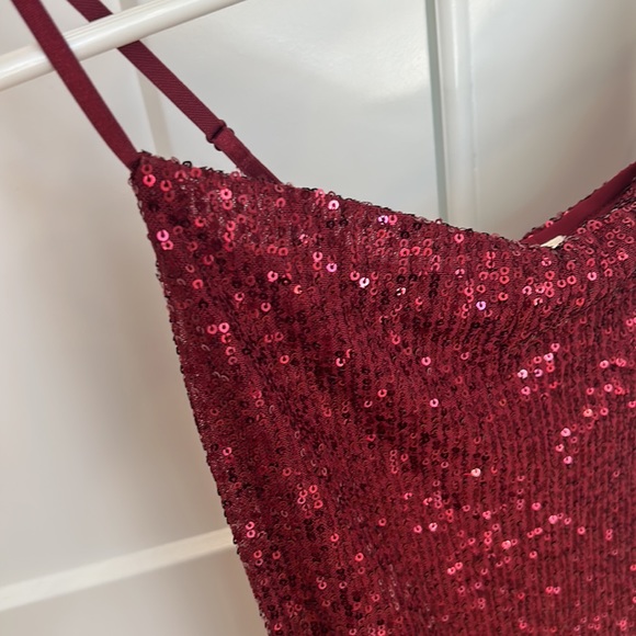 Woman’s xsmall cocktail dress, maroon with sequins. Above the knee. - Picture 3 of 7